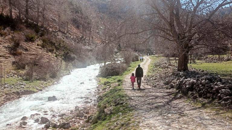 <i>Visitantes en el nacimiento del río Segura, en el Parque Natural de Cazorla, Segura y Las Villas. Archivo. / Europa Press.</i>