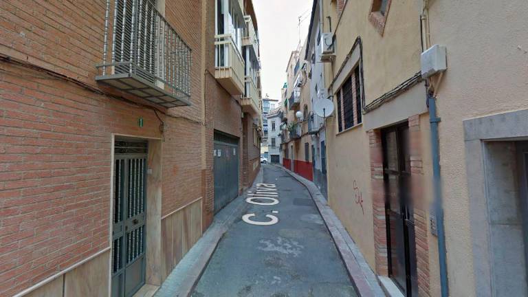 Cuatro afectados por inhalación de humo al incendiarse una vivienda en la calle Oliva