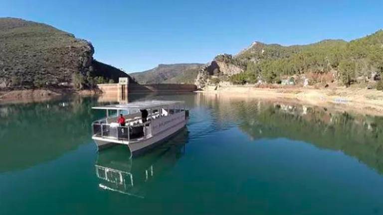 El barco solar del Tranco, con mejoras en su accesibilidad, volverá a navegar tras las restricciones