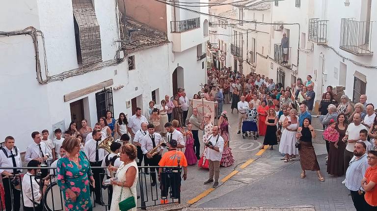 <i>La fiesta vivida en Hinojares llena de música y color para ver caminar por las calles al Cristo del Perdón. / Adrián Claudio Bonache / Diario JAÉN. </i>