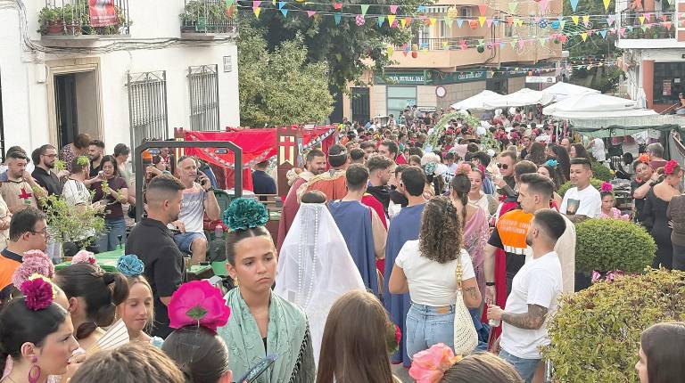 <i>Comitiva festiva a lo largo de las callas de Bélmez de la Moraleda. / Juanfran Paredes / Diario JAÉN. </i>