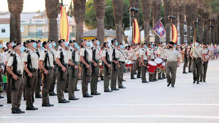 <i>La presencia de los militares, llegados desde Cerro Muriano dio realce a una sencilla ceremonia como homenaje a quienes dieron la vida por España. Presidieron la cita el alcalde, Luis Mariano Camacho y el general y comandante militar Ignacio Olazábal.</i>