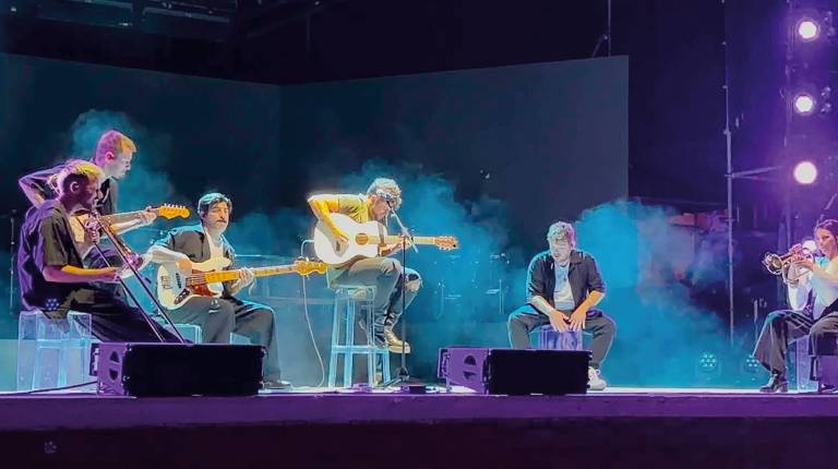 <i>Conciertos de Pablo López, Haze y Camela e imagen de lleno registrado por el auditorio municipal de Martos durante una de las actuaciones programadas con motivo de la Feria de San Bartolomé.</i>