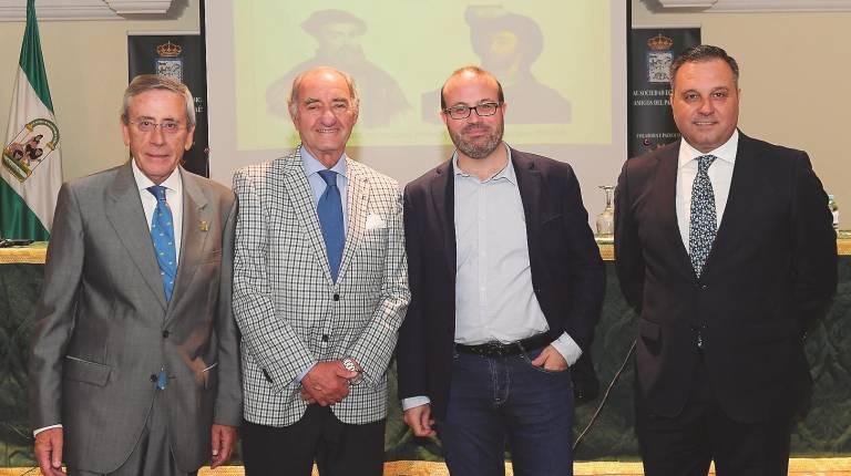 ACTIVIDAD CULTURAL. <i>Antonio Martín Mesa, Francisco Pérez Aguilar, Felipe Serrano y Eleuterio Muñoz González, antes del comienzo de la conferencia.</i>