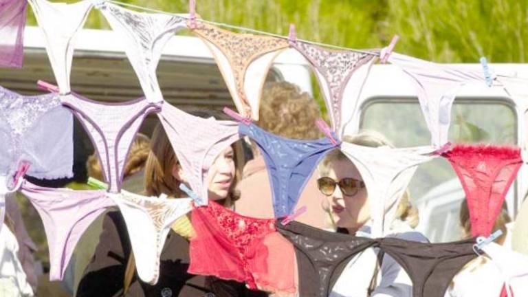 Cientos de jiennenses aprovecharon el buen tiempo y acudieron masivamente al último mercadillo del año. / Archivo Histórico de Diario JAÉN.