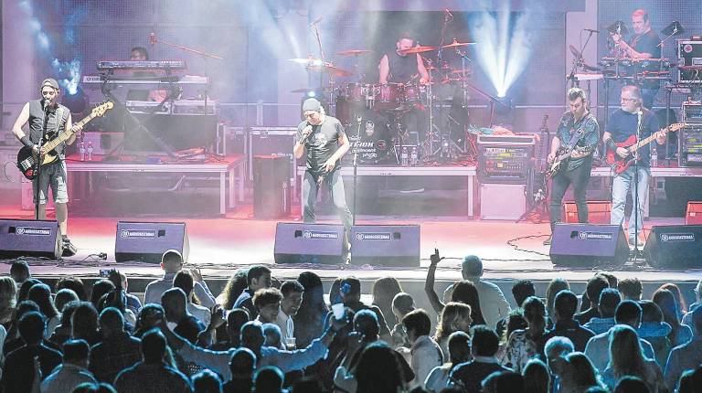 FUNCIÓN. <i>El grupo Apache, en pleno concierto ante un público entregado con la actuación. </i>