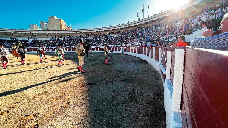 <i>Adrián de Torres y Curro Díaz durante el paseíllo en la Plaza de Santa Margarita. / </i><span class=mln_small-caps_mln>Reyma Taurino.</span>