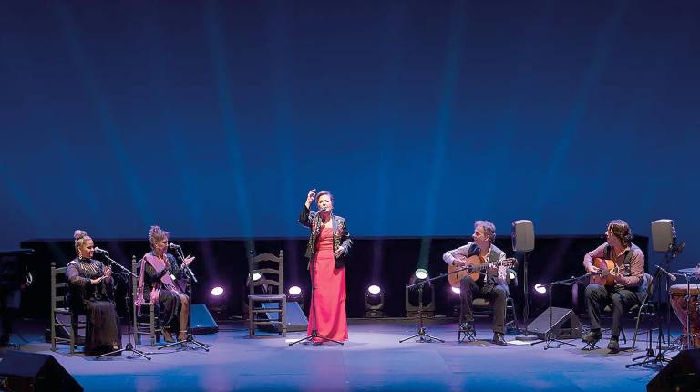 <i>Espectáculo “Perlas a millares”, de Carmen Linares, en la Bienal de Flamenco de Sevilla en el Teatro de la Maestranza. </i>