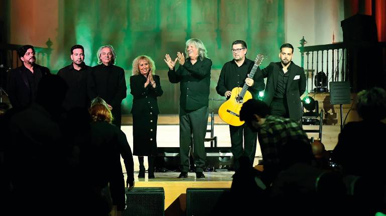 <i>Imagen de José Mercé al final de su espectáculo “Flamenco”, en el Hospital de Santiago de Úbeda. / Jesús Delgado. / Diario JAÉN.</i>