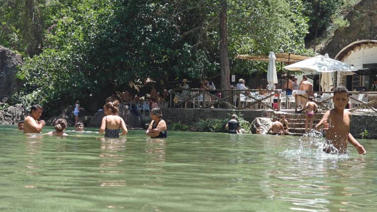 El Charco del Aceite, un paraíso de agua rodeado de frondosidad