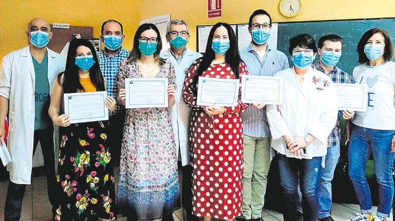 ENTREGA. <i>Médicos residentes posan con sus diplomas junto a sus tutores.</i>