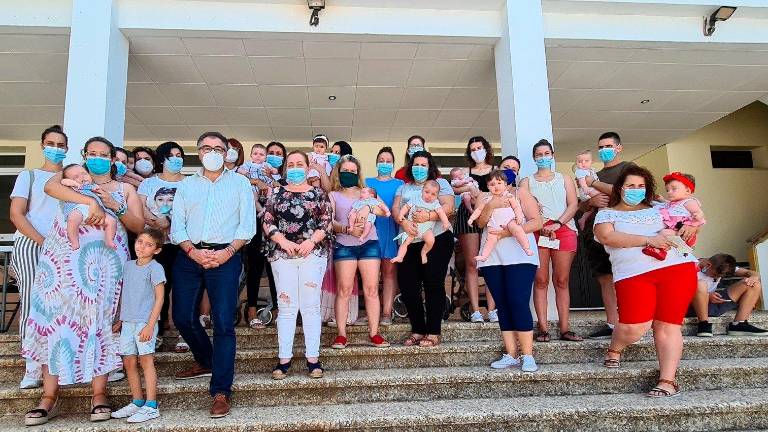 Navas de San Juan entrega cheques-bebé de 400 euros a 25 familias