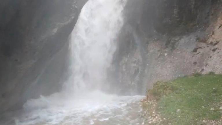 Así ruge la cascada del “Saltador”, en Los Atascaderos