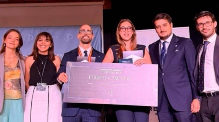 <i>Representantes de Aduja recogiendo el premio. / Universidad de Jaén. </i>