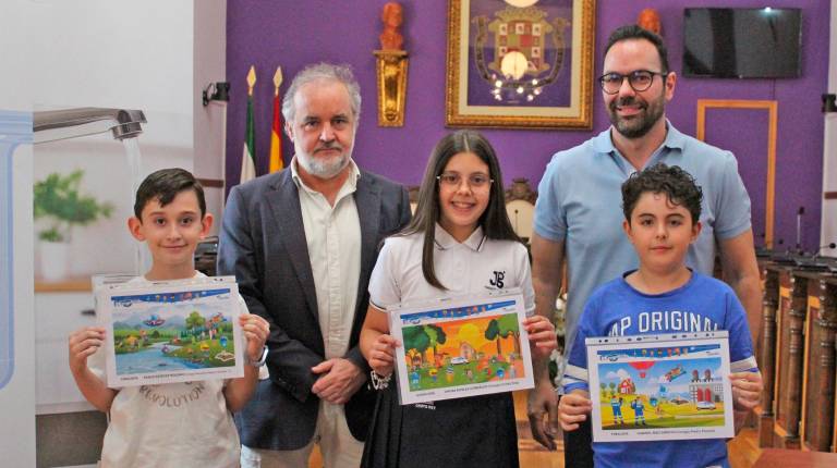 <i>Francisco Lechuga, Manuel Holguín, Jimena Robles, Pablo Estévez y Miguel Castillejo recogen el reconocimiento. / Ayuntamiento de Jaén.</i>