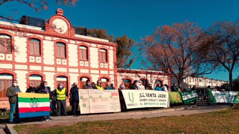 Un centenar de personas protestan por el transporte ferroviario de Linares