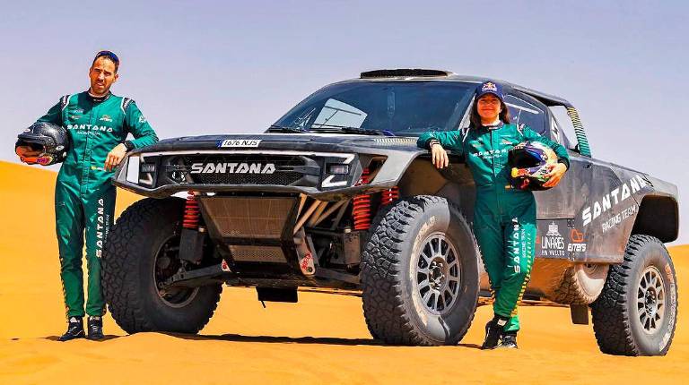 <i>Marc Solà y Cristina Gutiérrez posan con el Santana 400 T1. / Santana.</i>