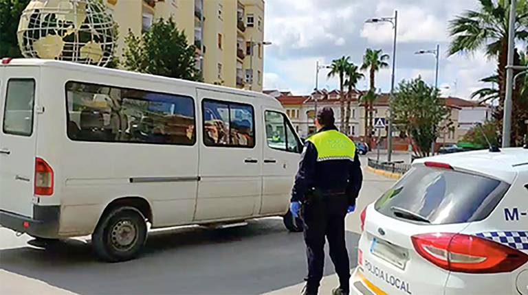 <i>Un agente de la policía de Martos en la vía pública. </i>