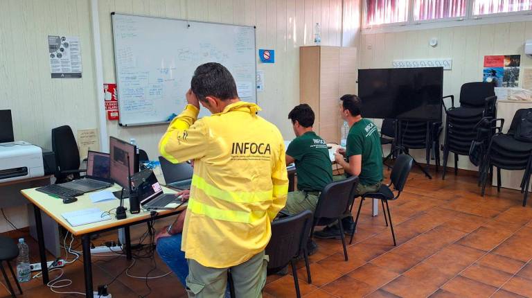 <i>El Plan Infoca trabaja para sofocar el fuego por completo. / Plan Infoca. </i>