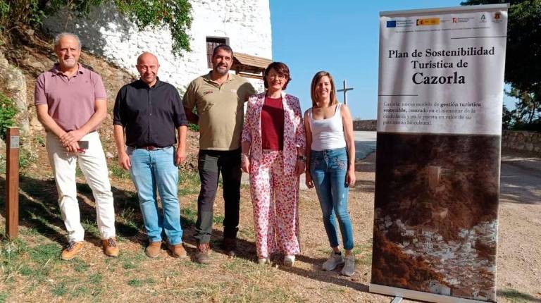 <i>Autoridades junto a un de las nuevas balizas inteligentes. / Ayuntamiento de Cazorla. </i>