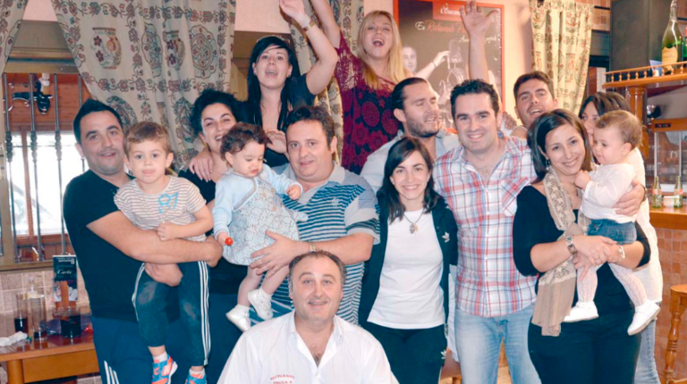 <i>Clientes y trabajadores del bar El Mísero de Torredelcampo, donde se vendieron algunos de los 27 cupones agraciados con el primer premio. / Archivo Histórico de Diario JAÉN.</i>