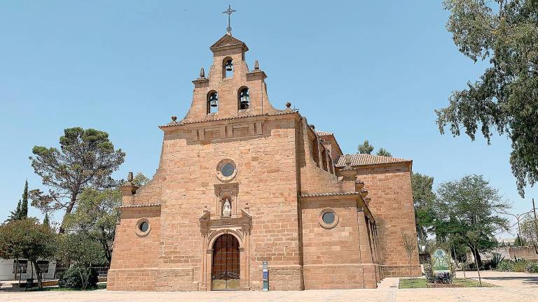 Finaliza la restauración de la portada del Santuario de Linarejos