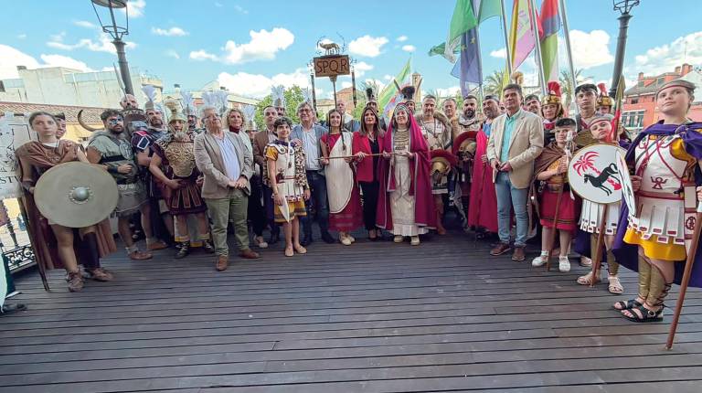 <i> Foto de familia con la alcaldesa, Auxi del Olmo, y parte de la Corporación municipal al comienzo de las fiestas. / Diario JAÉN.</i>