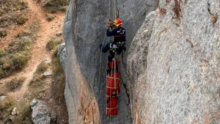 Así entrenan los bomberos de Jaén el rescate en montaña