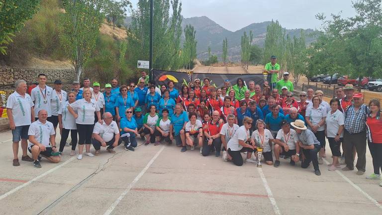 Más de doscientas personas se unen en torno al bolo andaluz en Cazorla