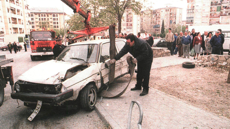 Una grúa retira el vehículo robado en el que intentó huir uno de los atracadores y con el que sólo llegó hasta el Polígono del Valle. / Archivo Histórico de Diario JAÉN.