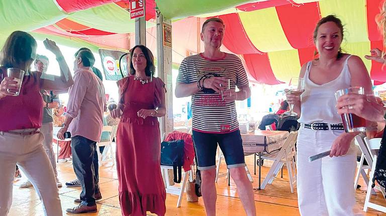 Elementos desata las ganas de bailar en la caseta de Diario JAÉN por segundo día consecutivo