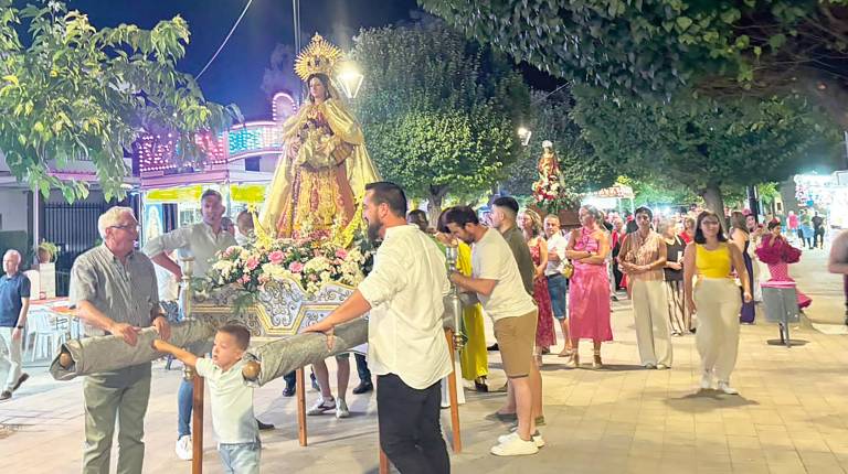 <i>Delante la Virgen del Valle del Aguascebas y San Vicente Mártir en procesión. / Isabel Aranda / Diario JAÉN. </i>
