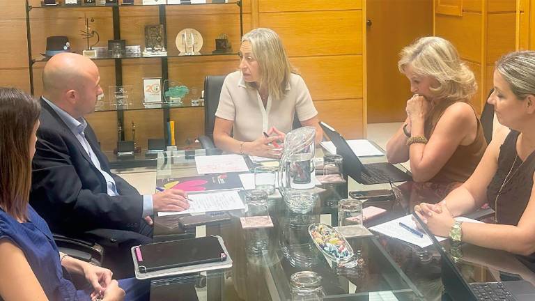 Ainhoa Caravaca, José Luis Olivares, Rocío Hernández, María Luisa del Moral y Elena González, en la reunión mantenida en Sevilla. 