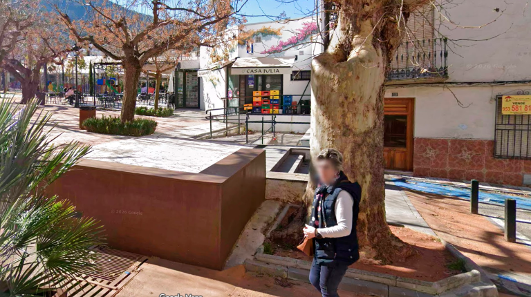 <i>Al fondo, detrás del árbol, escalera por la que cayó la anciana, en el parque del Paseo de la Constitución. / Google Maps.</i>
