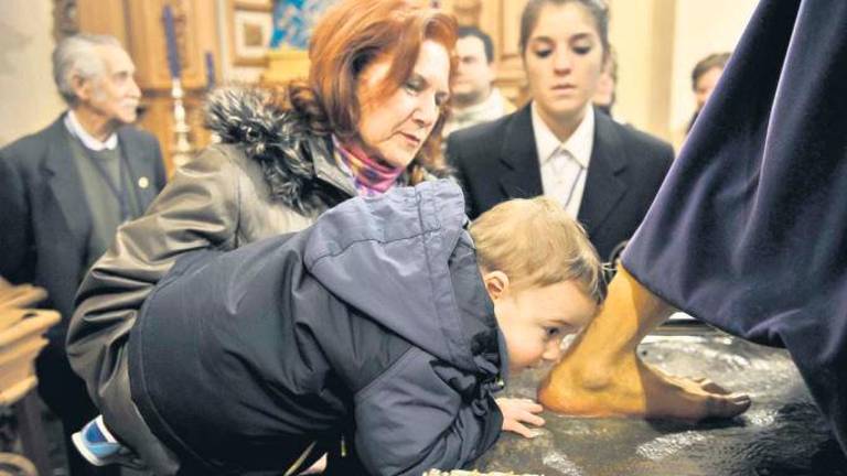 Un bebé besa el talón de El Abuelo durante el besapiés. / Archivo Histórico de Diario JAÉN.