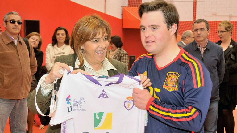 <i><b>AÑO 2014</b></i><i>. Pabellón municipal de Carboneros, Purificación Gálvez con Álvaro del Bosque, en el partido benéfico de fútbol sala que cada año organiza el alcalde Domingo Bonillo. / Archivo histórico de Diario JAÉN.</i>