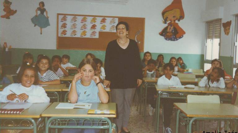 <i><b>AÑO 1997</b></i><i>. La maestra Amelia Jaén, con los niños y las niñas de su clase en el Colegio de Santiago de la Espada, donde estuvo la friolera cifra de 44 cursos escolares ininterrumpidos. / Archivo Histórico de Diario JAÉN</i>