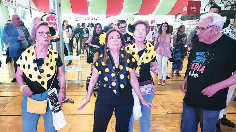 Fotogalería: Panza Invisible revive los grandes himnos en la caseta de Diario JAÉN