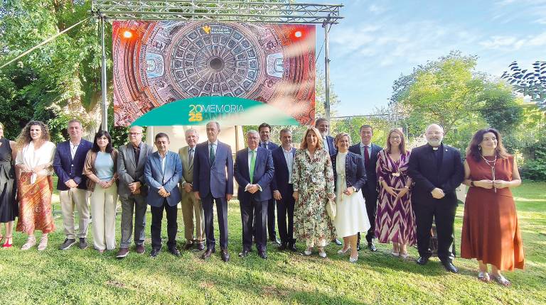 <i>Foto de familia de las autoridades y representantes que acudieron a la presentación de la Memoria Anual. / Álex Gómez / Diario JAÉN.</i>