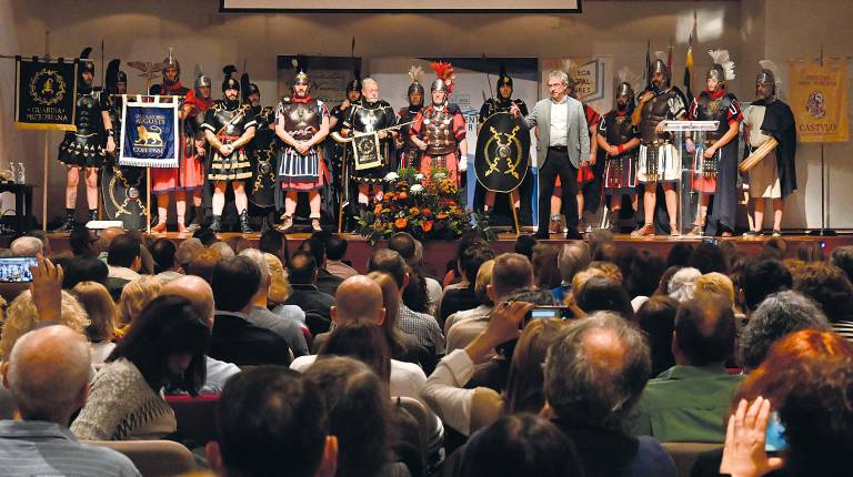 <i>CLAUSURA. La Guardia Pretoriana y los Speculatores Augusti “custodian” a Santiago Posteguillo durante su intervención ante un Auditorio repleto de asistentes. / Ana Belén Portellano / Diario JAÉN.</i>