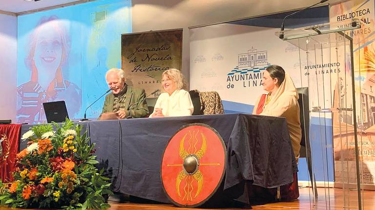 <i>Elvira Roca presenta su libro “Ingrata Patria” ante numeroso público y autoridades municipales. / Ana Belén Portellano / Diario JAÉN.</i>