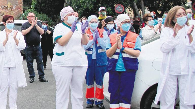 RECONOCIMIENTO. <i>Profesionales sanitarios aplauden en la despedida de Julián Cabrera, médico fallecido.</i>