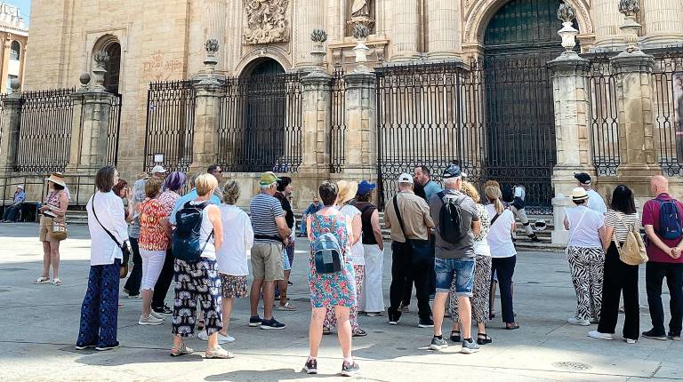 <i>Un grupo de turistas que observa la Catedral y el patrimonio cultural del entorno de la Plaza de Santa María en Jaén capital. / A. Medina / Diario JAÉN.</i>