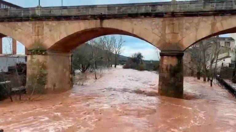 El Guadalimar sigue bajando con bravura en Puente de Génave
