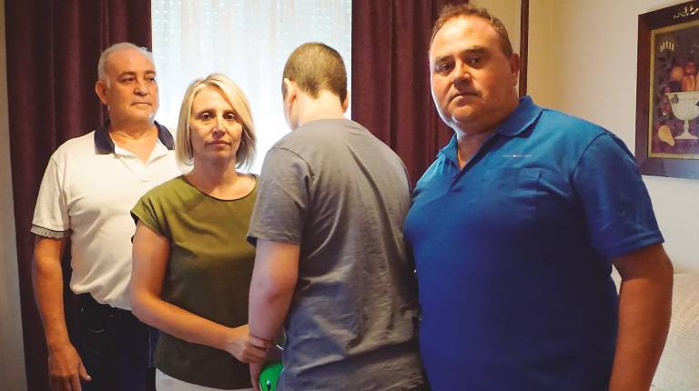 AYUDA. <i>Loly Navarro sostiene las manos de su hijo Álvaro, acompañada por el padre, José Luis Sánchez, de azul, en primer término, y Juan Vicente Morales, al fondo, amigo de la familia que los acompaña y ayuda para buscar una solución a la complicada situación por la que atraviesan. </i>