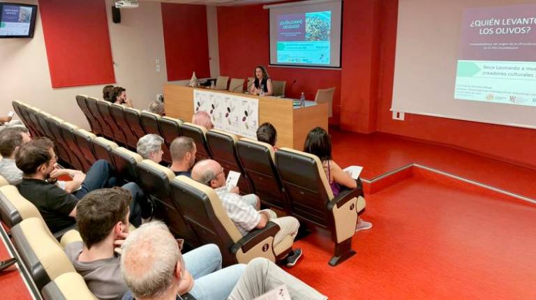<i>Intervención de la investigadora Eva Montes, durante las jornadas. / UJA.</i>