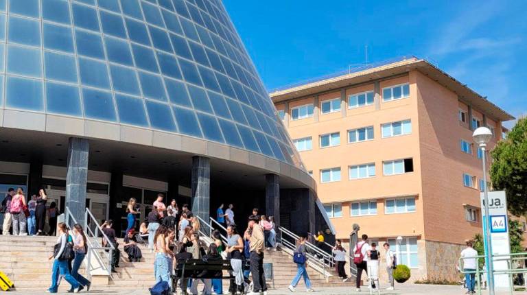 <i>Alumnado en el Campus de Las Lagunillas. Archivo. / UJA.</i>