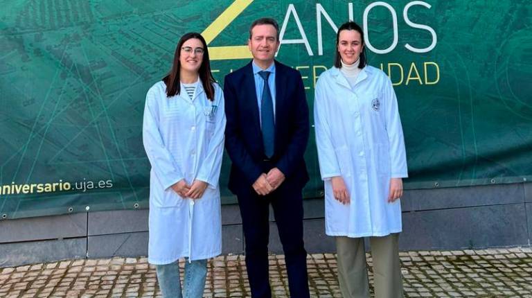 <i>El responsable del proyecto, Ruperto Bermejo (c), junto a las investigadoras María del Carmen Murillo y María del Carmen Hurtado. / UJA.</i>