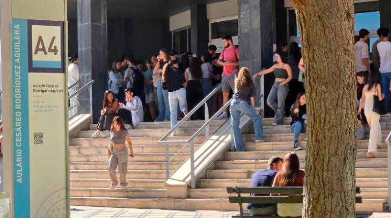 <i>Estudiantes en el Campus de Las Lagunillas. / UJA. </i>