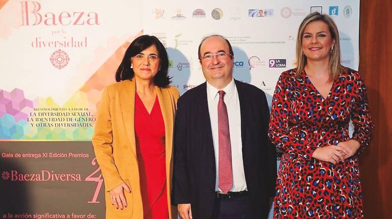 GALA. <i>Miquel Iceta, flanqueado, por Paqui Medina, y la alcaldesa Lola Marín. De izquierda a derecha, Mario Rodríguez, Itiziar Castro y Rogelio Chicharro reciben sus premios. </i>
